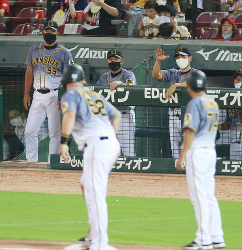 広島対阪神　7回表阪神無死一塁、ボーアの左前打で一塁から三塁へ進んだサンズ（手前左）に笑顔をみせる矢野監督（奥右）（撮影・清水貴仁）