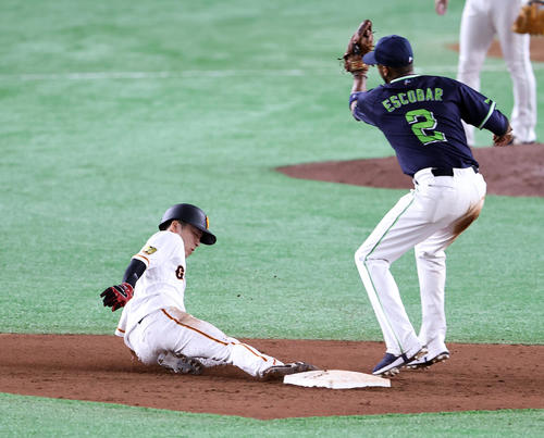巨人対ヤクルト　9回裏巨人無死一塁、増田大（左）は二塁盗塁成功（撮影・浅見桂子）