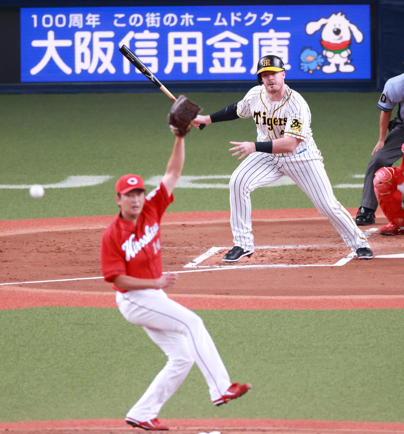 阪神対広島　1回裏阪神2死二塁、広島大瀬良大地から中前適時打を放つジャスティン・ボーア（撮影・清水貴仁）
