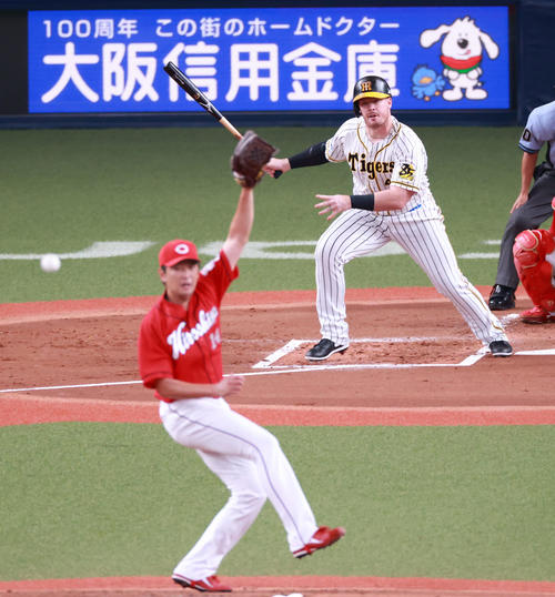 阪神対広島　1回裏阪神2死二塁、広島大瀬良大地から中前適時打を放つジャスティン・ボーア（撮影・清水貴仁）