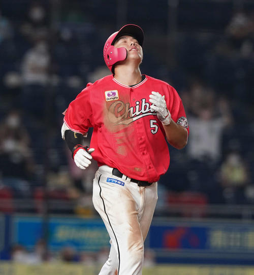 ロッテ対ソフトバンク　10回裏ロッテ1死一、二塁、一直に倒れ悔しがる安田（撮影・鈴木みどり）