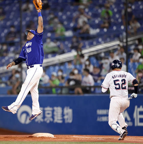 ヤクルト対中日　4回裏ヤクルト1死、京田陽太の悪送球で出塁する中村（右）。左はビシエド（撮影・狩俣裕三）