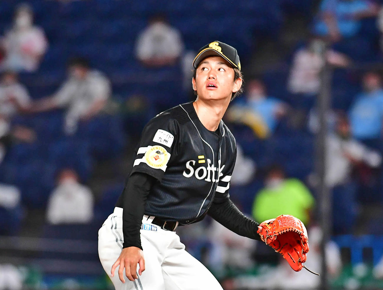 6回裏ロッテ2死一、二塁、ソフトバンク2番手で登板した高橋礼は角中に勝ち越しの中前適時打を許す（撮影・小沢裕）
