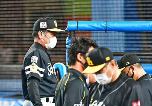 選手交代を告げベンチへ引き揚げるソフトバンク工藤監督（撮影・小沢裕）