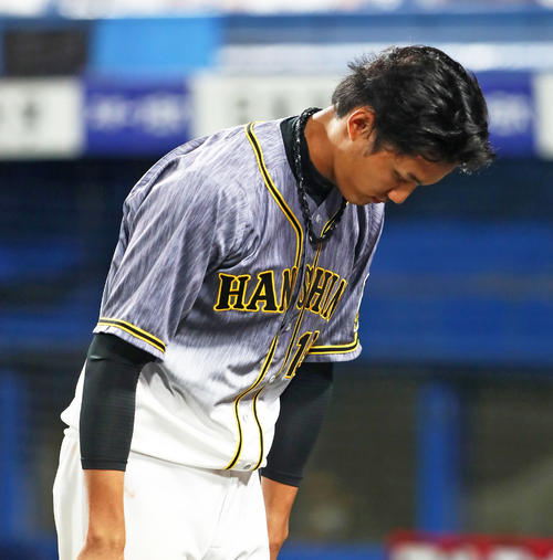 2020年8月21日　ファンの声援にお辞儀する阪神藤浪晋太郎（撮影・足立雅史）
