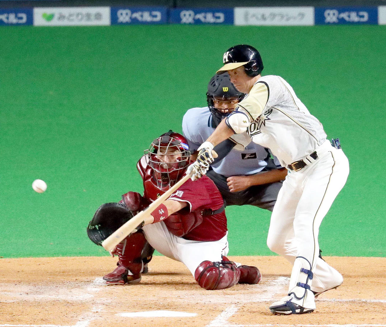 3回裏日本ハム無死、松本は右前打を放つ（撮影・佐藤翔太）
