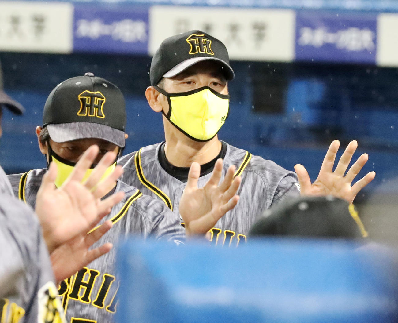 ヤクルト対阪神　ヤクルトに勝利しナインとエアタッチする矢野監督（撮影・加藤哉）
