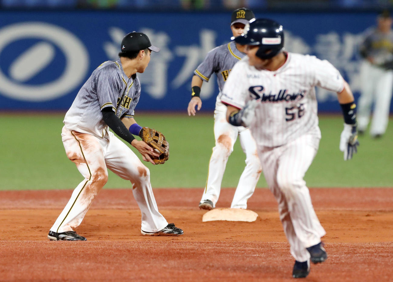 ヤクルト対阪神　7回裏ヤクルト1死一、二塁、代打川端の遊ゴロを二塁へ送球する木浪、右は二走中村（撮影・加藤哉）