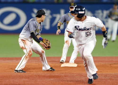 ヤクルト対阪神　7回裏ヤクルト1死一、二塁、代打川端の遊ゴロを二塁へ送球する木浪、右は二走中村（撮影・加藤哉）