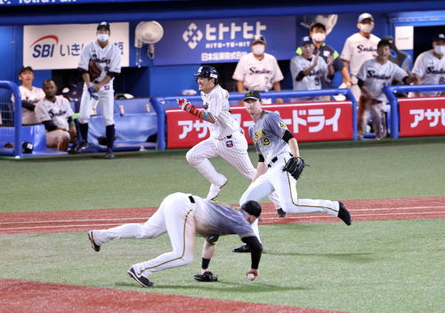 ヤクルト対阪神　7回裏ヤクルト2死一、三塁、坂口（中央）は勝ち越しの一塁内野安打を放ち必死に走る。一塁手ボーア。投手ガンケル（撮影・浅見桂子）