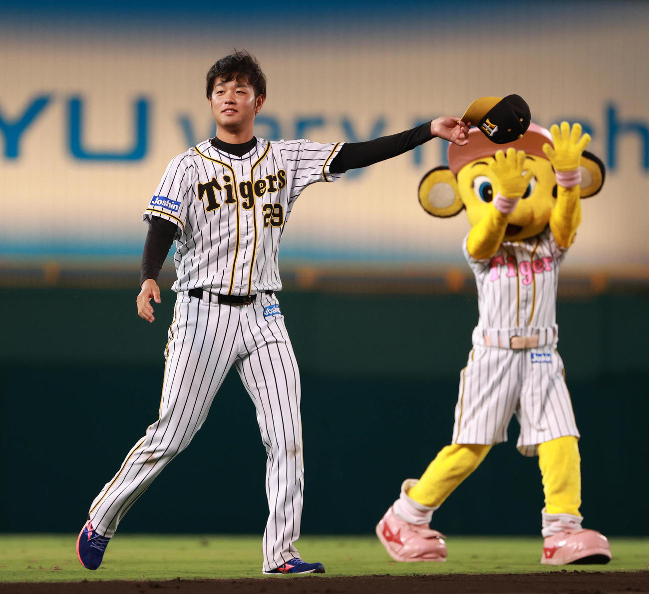 阪神対中日　8回1失点で今季2勝目をあげファンにあいさつする阪神高橋遥人（撮影・清水貴仁）