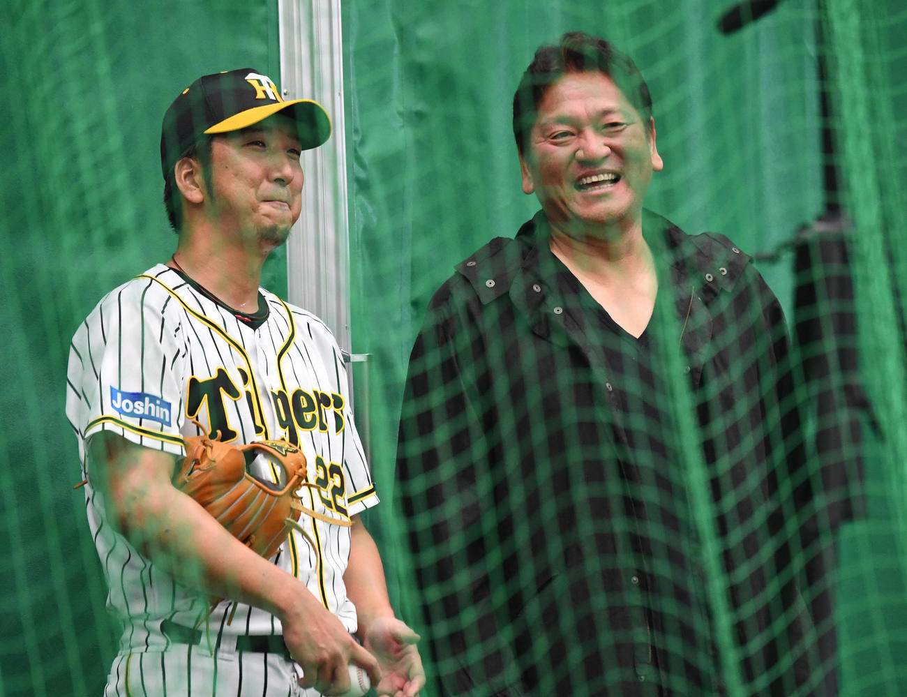 19年2月、阪神キャンプに訪れた本紙評論家の佐々木主浩氏（右）は藤川と談笑