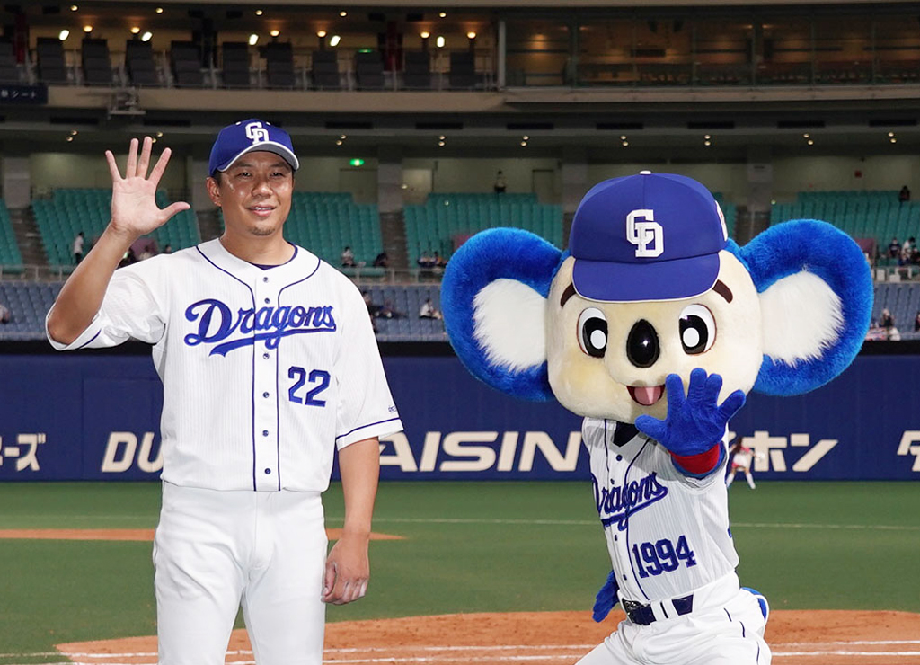 5試合連続完投勝利を決めドアラとポーズを決める大野雄大（左）（撮影・森本幸一）