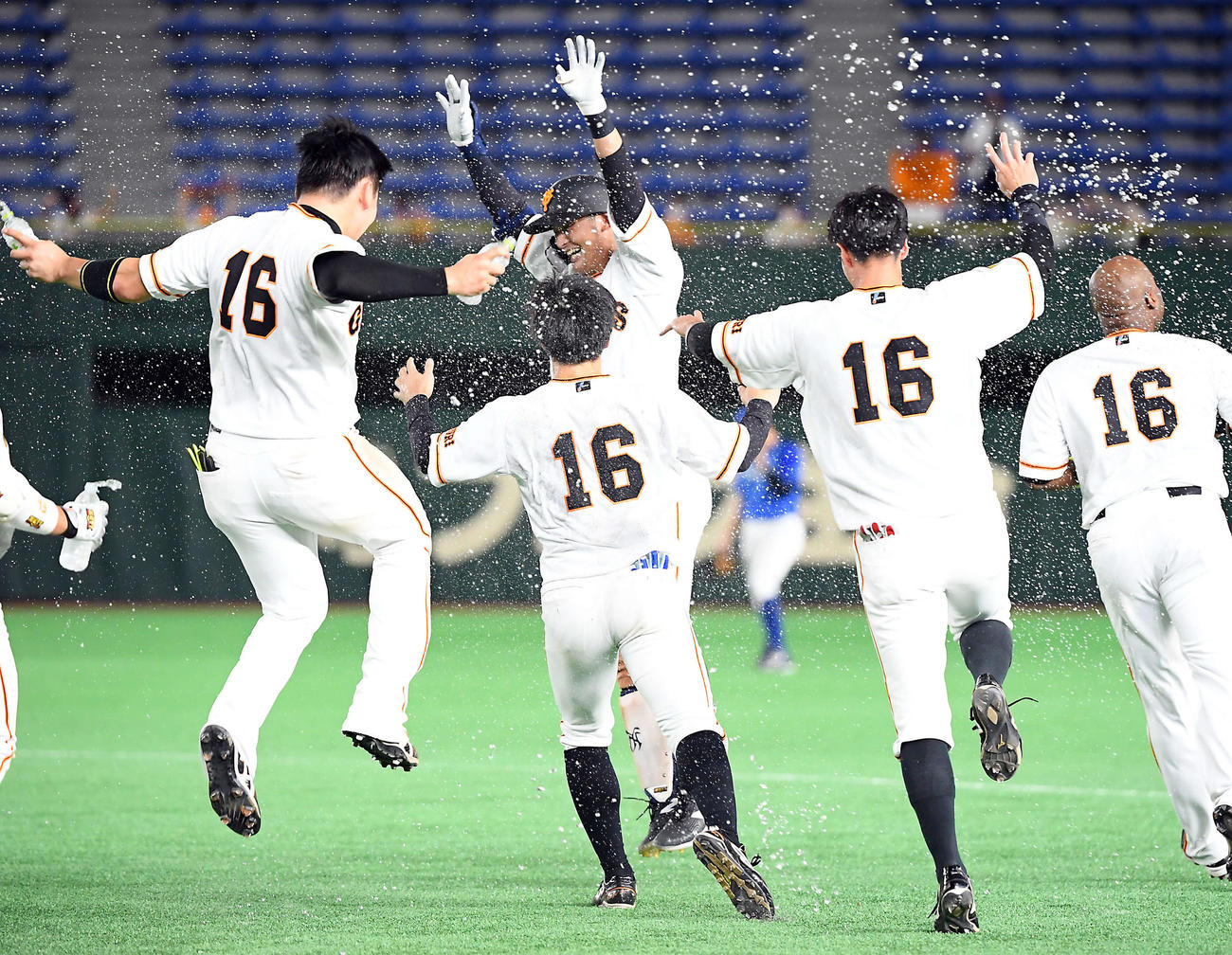巨人対DeNA　9回裏巨人無死満塁、サヨナラ安打を放ちナインの祝福を受ける吉川尚（撮影・たえ見朱実）