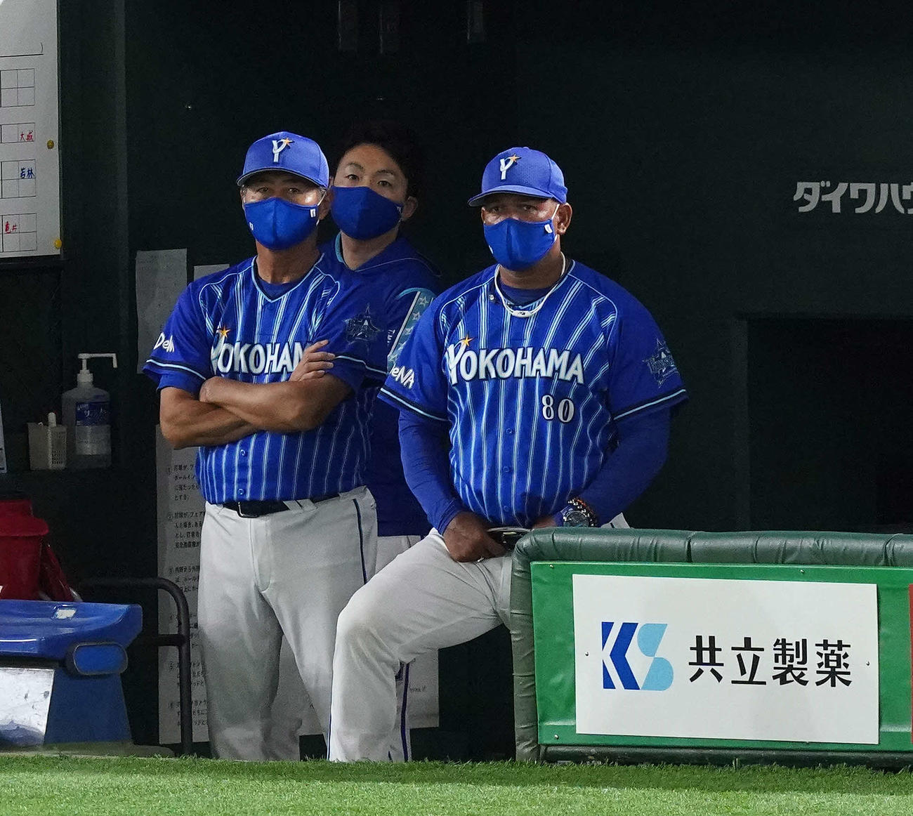 巨人対DeNA　9回表の攻撃を浮かない表情で見つめるDeNAラミレス監督（右）（撮影・鈴木みどり）