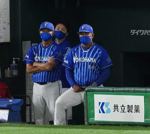 巨人対DeNA　9回表の攻撃を浮かない表情で見つめるDeNAラミレス監督（右）（撮影・鈴木みどり）