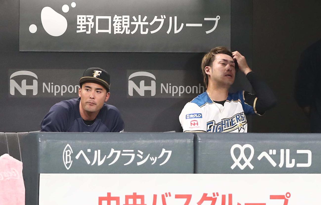 日本ハム対楽天　9回表、ベンチで渋い表情の上原（左）と秋吉（撮影・黒川智章）