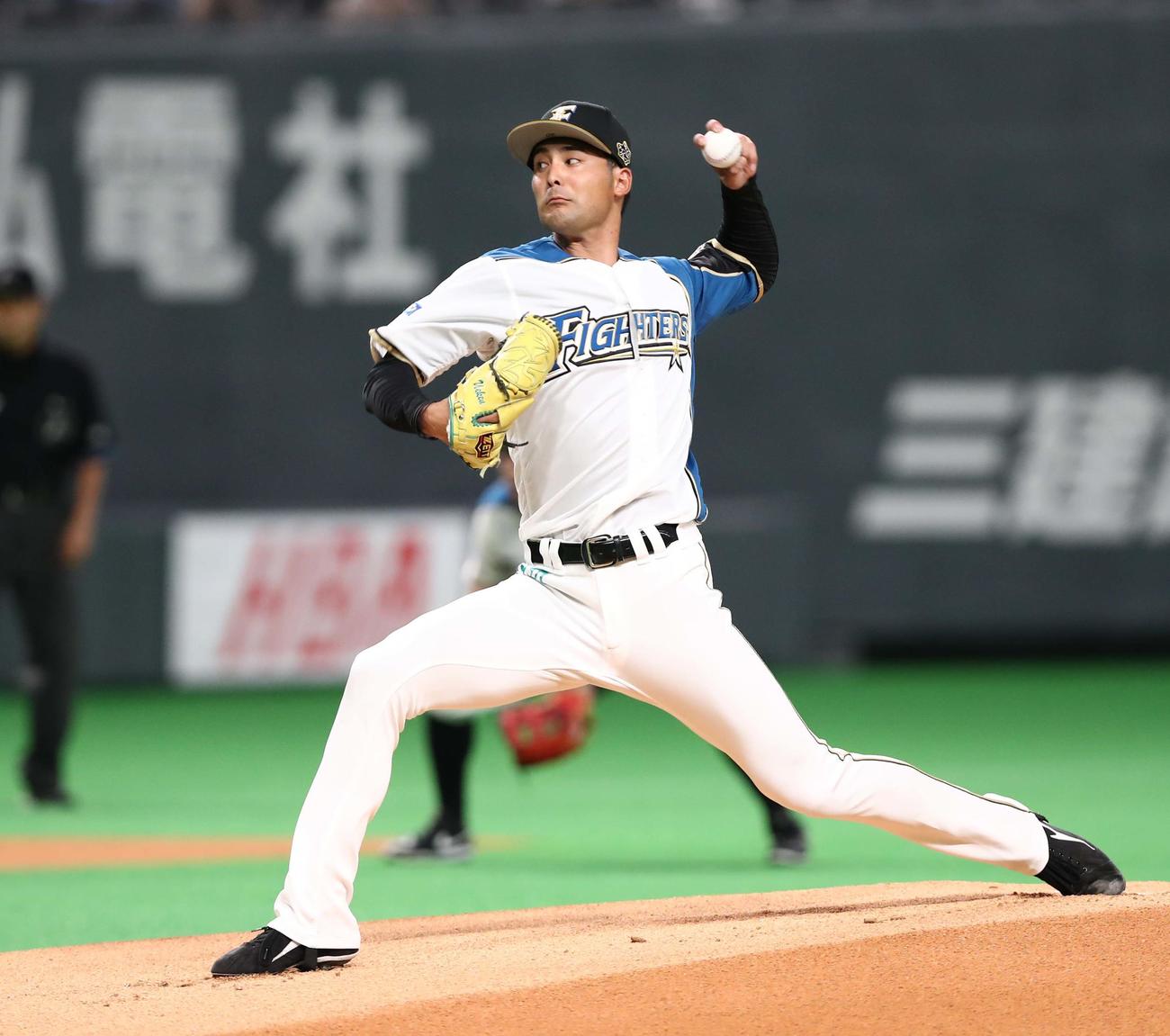 日本ハム対楽天　日本ハム先発の上原（撮影・黒川智章）
