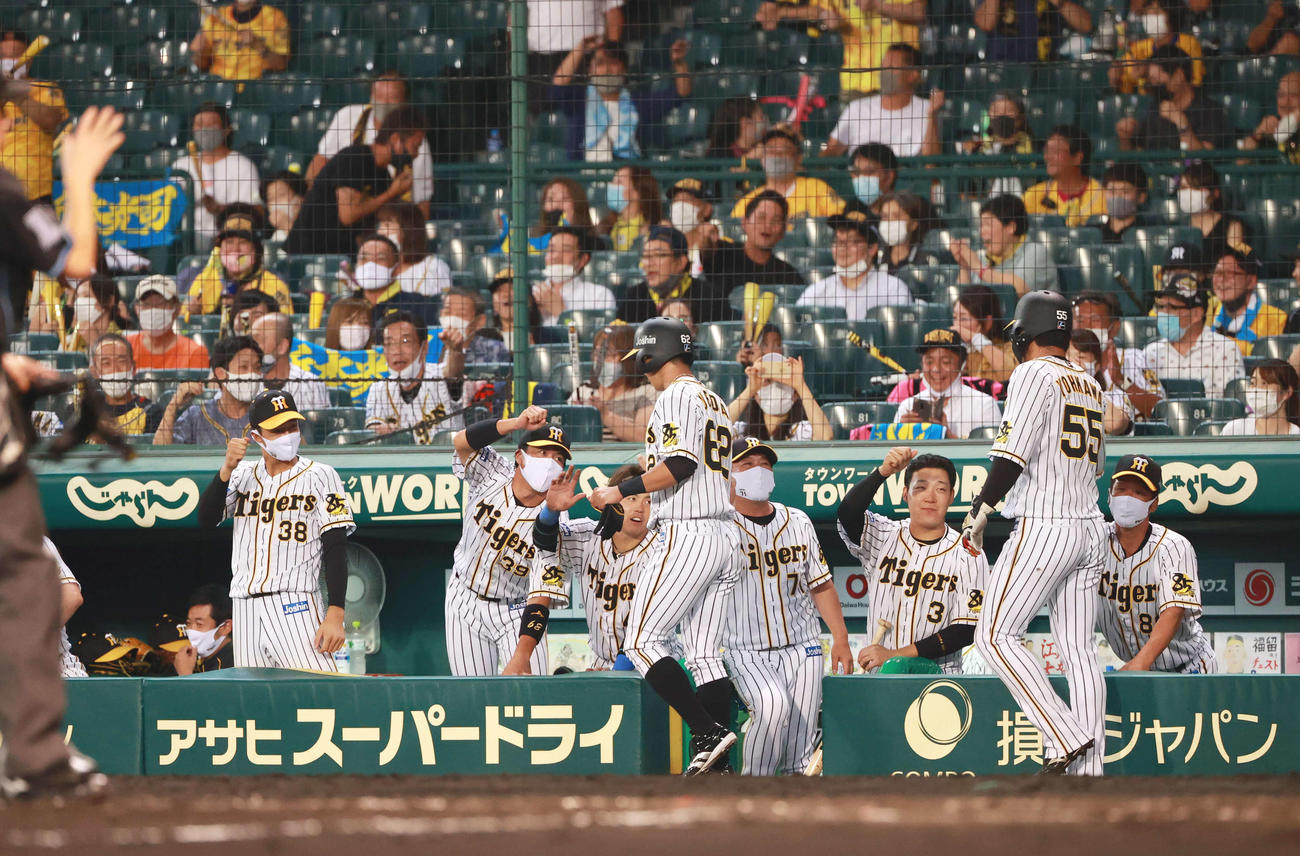 阪神対ヤクルト　7回裏阪神2死二、三塁、打者近本の時、マクガフの適時失策で植田、陽川が生還し喜ぶ阪神ナイン（撮影・清水貴仁）