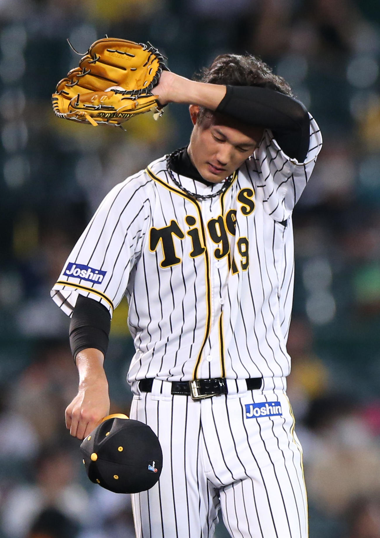 阪神対巨人　5回表巨人1死、藤浪は大城に中へ二塁打を浴び苦しそうに汗をぬぐう（撮影・上山淳一）