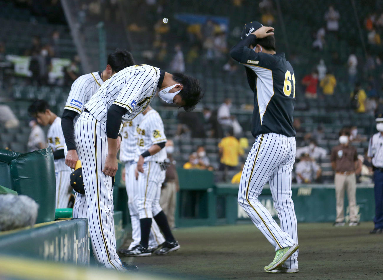阪神対巨人　負け投手となった藤浪（左）はグラウンドに深々と一礼する（撮影・上山淳一）