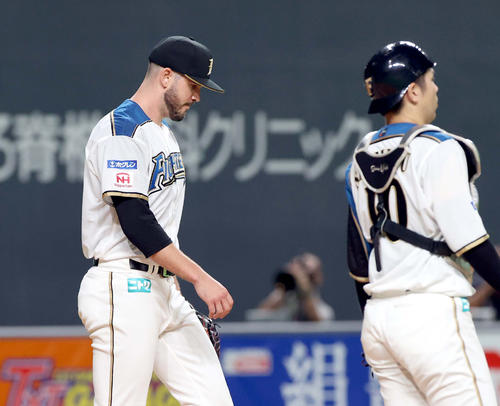 4回表西武1死一、三塁、金子に中犠飛を打たれる日本ハム・バーヘイゲン（左）（撮影・佐藤翔太）