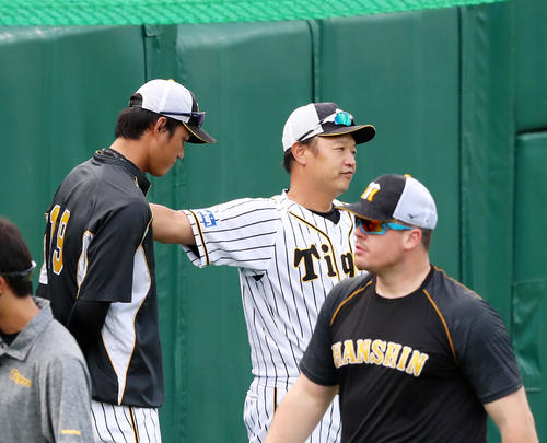 福原コーチ（右）と話し合った藤浪は最後に肩を叩かれる（撮影・加藤哉）