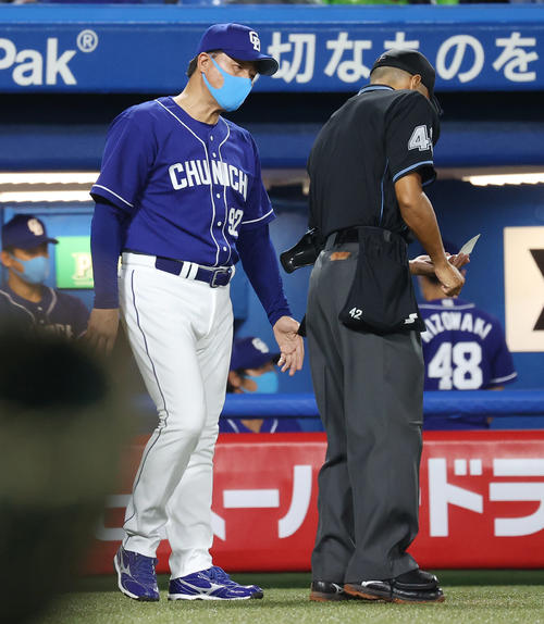 ヤクルト対中日　6回裏ヤクルト1死二塁、投手交代を告げる中日与田監督（撮影・垰建太）