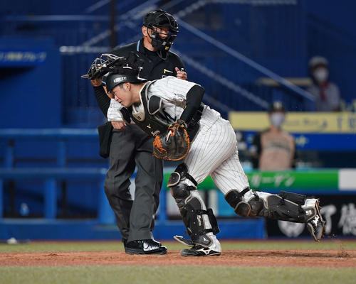 ロッテ対日本ハム　5回表日本ハム無死二塁、打者宇佐見の時、暴投で二塁走者ビヤヌエバの三進を許す捕手柿沼（撮影・鈴木みどり）