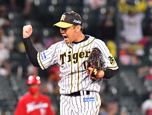 広島に完封勝利しガッツポーズする西勇輝(撮影・上田博志)