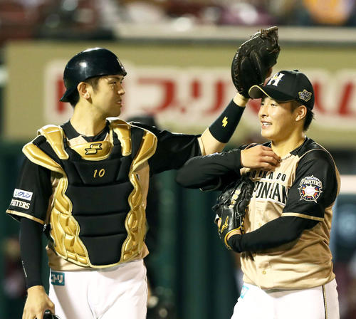 2回裏、無失点に抑えるも2四球を与え清水に頭をたたかれる吉田輝（撮影・黒川智章）