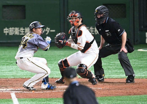 巨人対阪神　7回表阪神無死一、二塁、大城（中央）は重盗で三塁を狙った小幡を刺す。打者梅野（撮影・山崎安昭）