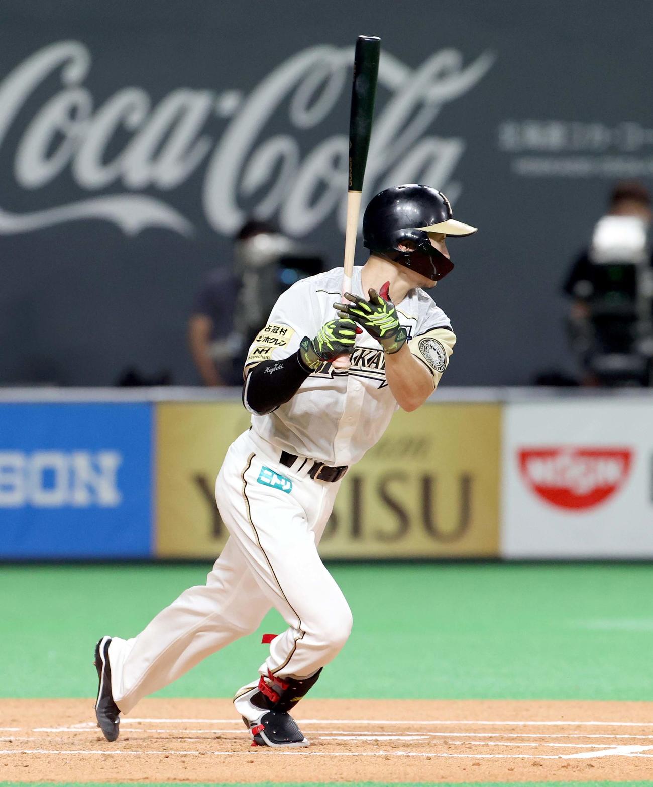 日本ハム対ソフトバンク　1回裏日本ハム無死、西川は遊内野安打を放つ（撮影・佐藤翔太）