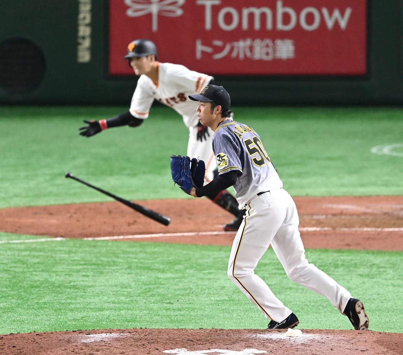 巨人対阪神　5回裏巨人無死一、三塁、若林に右前適時打を浴びる青柳（撮影・鈴木みどり）