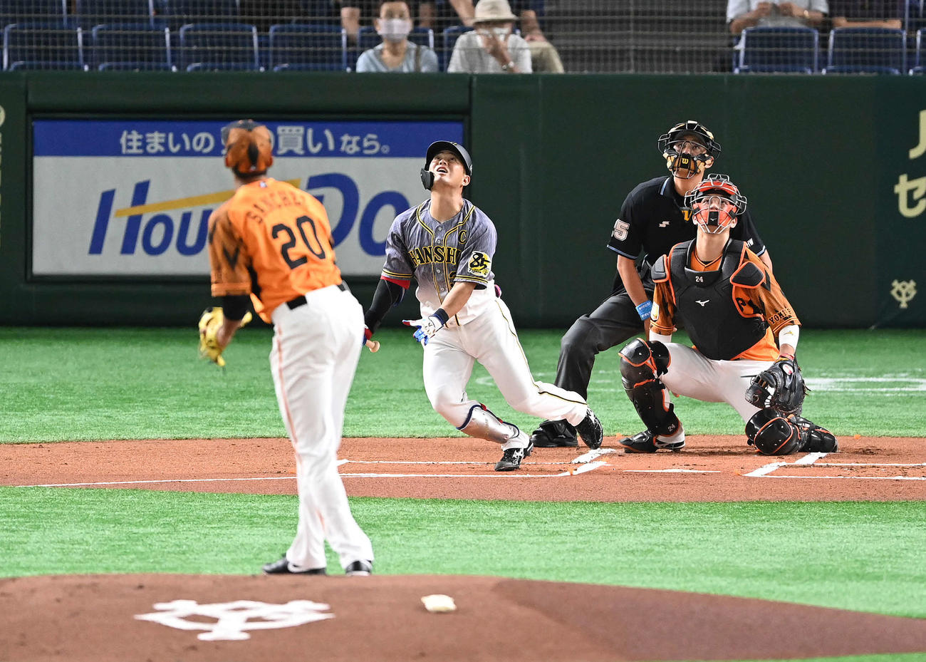 巨人対阪神　1回表阪神無死二塁、二飛に倒れる糸原。投手サンチェス（撮影・鈴木みどり）