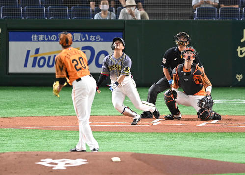 巨人対阪神　1回表阪神無死二塁、二飛に倒れる糸原。投手サンチェス（撮影・鈴木みどり）