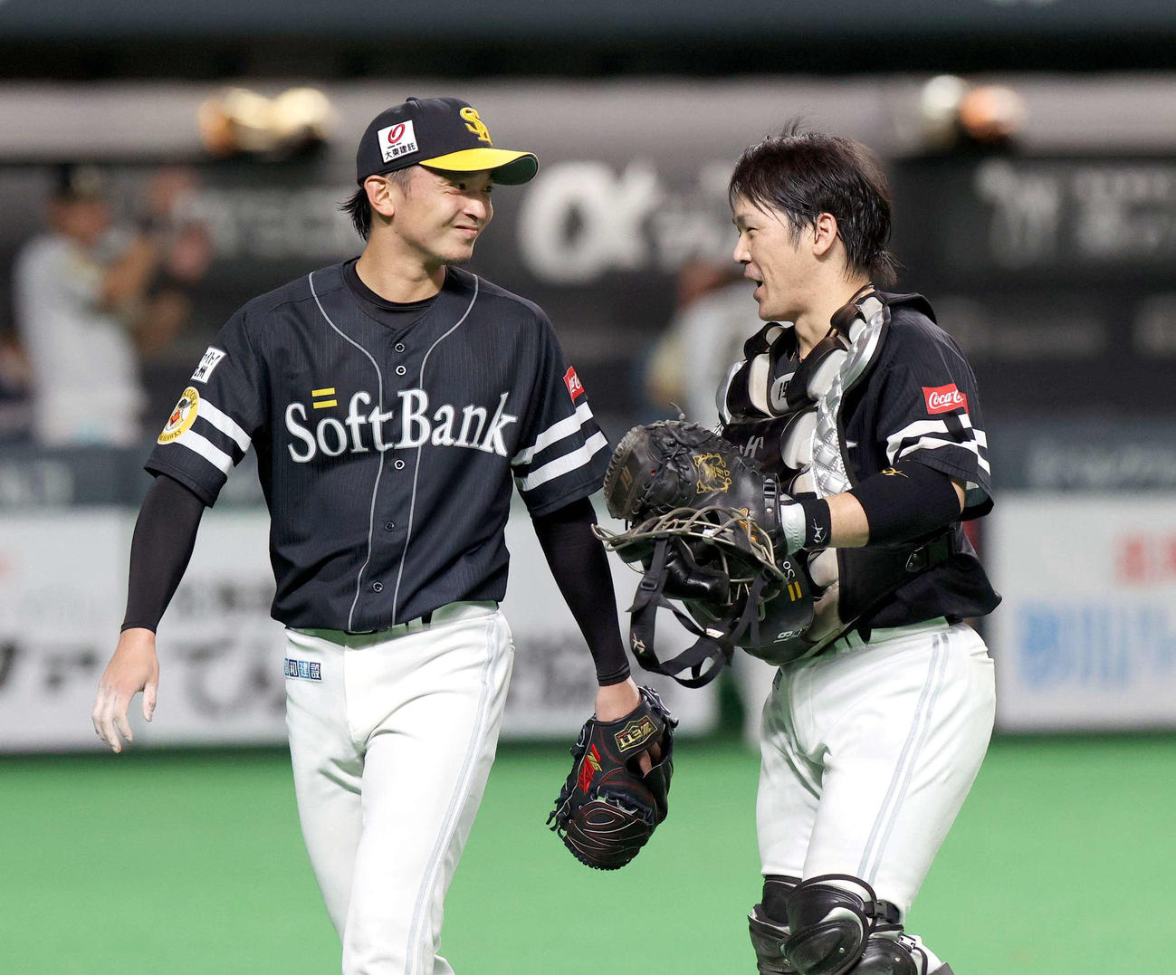 日本ハム対ソフトバンク　6回裏を無失点に抑え笑顔でベンチに戻るソフトバンク東浜と甲斐（右）（撮影・佐藤翔太）