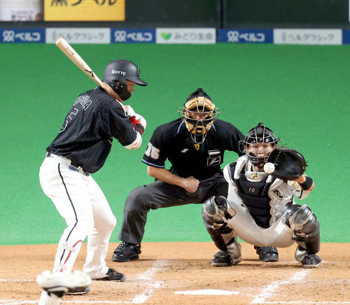 3回表ロッテ1死一、三塁、四球を選ぶ安田（撮影・佐藤翔太）