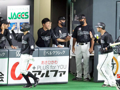3回表ロッテ2死満塁、佐藤の2点適時二塁打で生還した中村将と角中を出迎える井口監督（中央）（撮影・佐藤翔太）