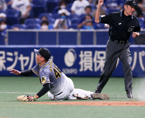 4回裏中日2死、秋山（左）は平田の一ゴロベースカバーで接触し転倒する（撮影・上山淳一）