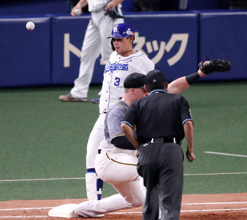 4回裏中日2死一塁、ボーアは秋山からの送球を後逸する。打者走者は高橋（撮影・加藤哉）