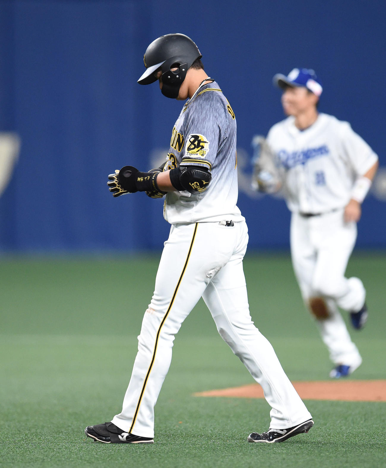 6回表阪神2死一、二塁、左飛に倒れた大山悠輔（撮影・森本幸一）