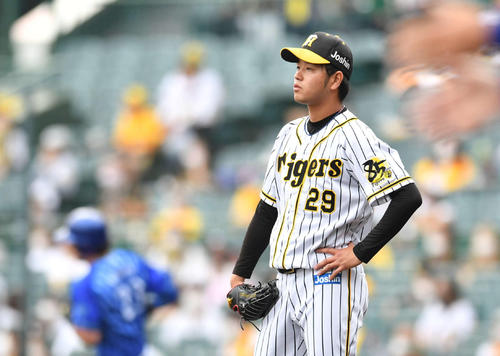 阪神対DeNA　5回表DeNA無死一、二塁、オースティン（左）に左越え逆転3点本塁打を打たれた高橋（撮影・岩下翔太）