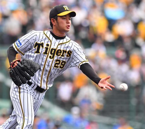 阪神対DeNA　4回表DeNA2死一、三塁、坂本を投ゴロに打ち取る高橋（撮影・上田博志）