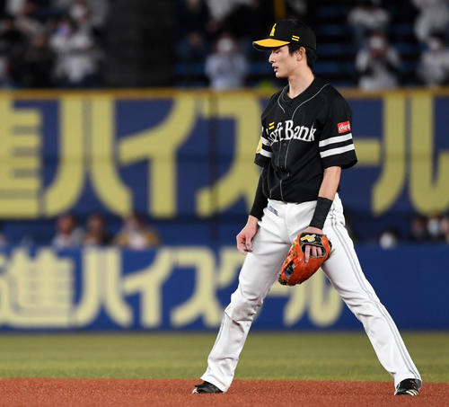2回裏ロッテ無死一、三塁、藤岡の打球をはじき肩を落とすソフトバンク周東（撮影・横山健太）
