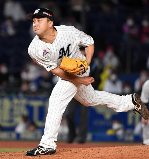 8回表から3番手で登板したロッテ沢村（撮影・横山健太）