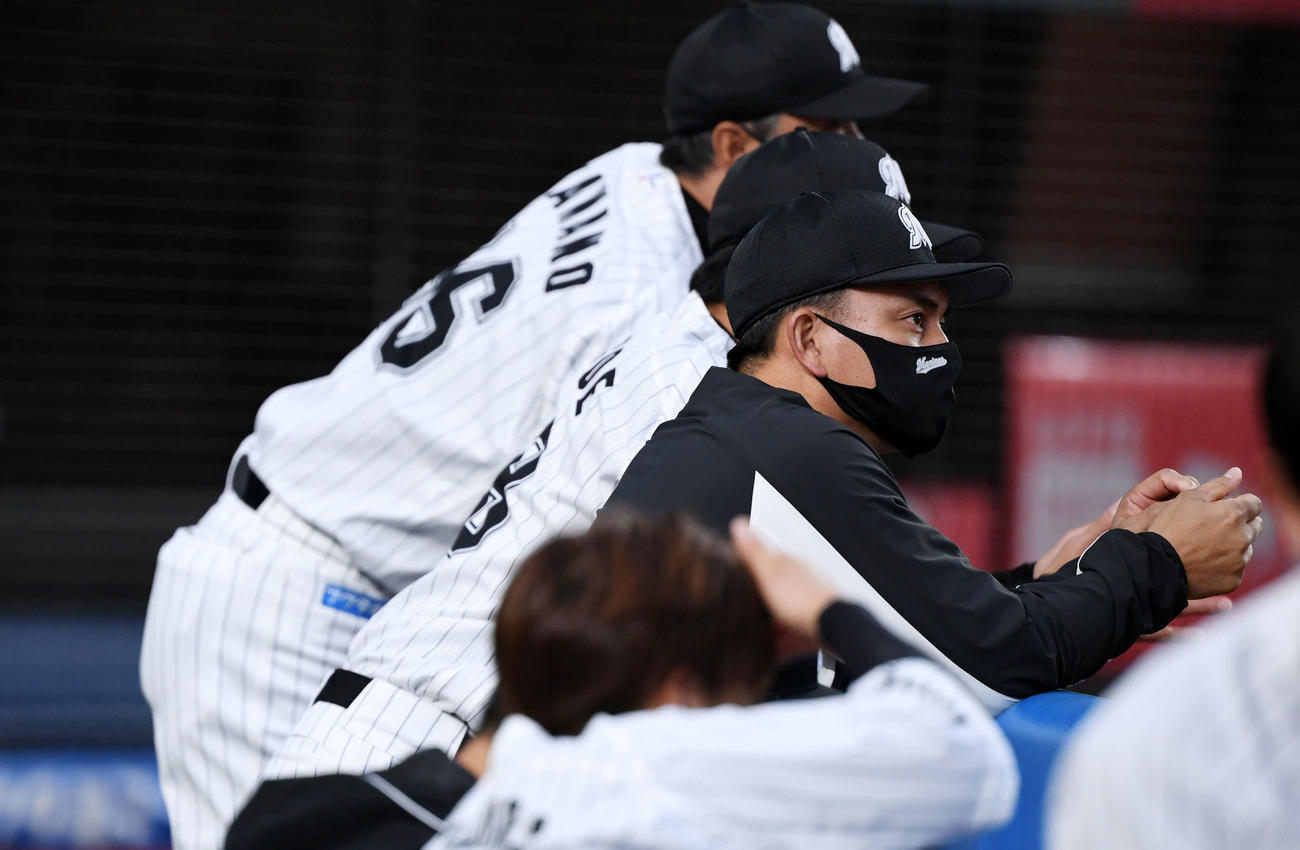 ロッテ対ソフトバンク　厳しい表情で試合を見つめるロッテ井口監督（撮影・横山健太）