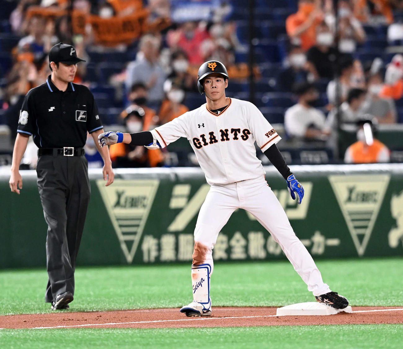 巨人対中日　1回裏巨人無死二塁、松原聖弥の打球は左中間のスタンド手前のポールに当たり、三塁へ滑り込む（撮影・たえ見朱実）
