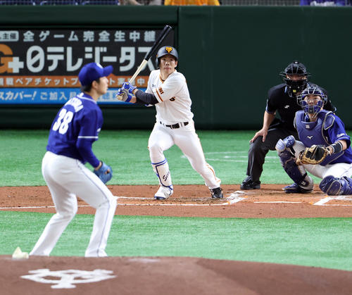 巨人対中日　1回裏巨人無死二塁、松原は中越え適時三塁打を放つ。投手松葉（撮影・浅見桂子）