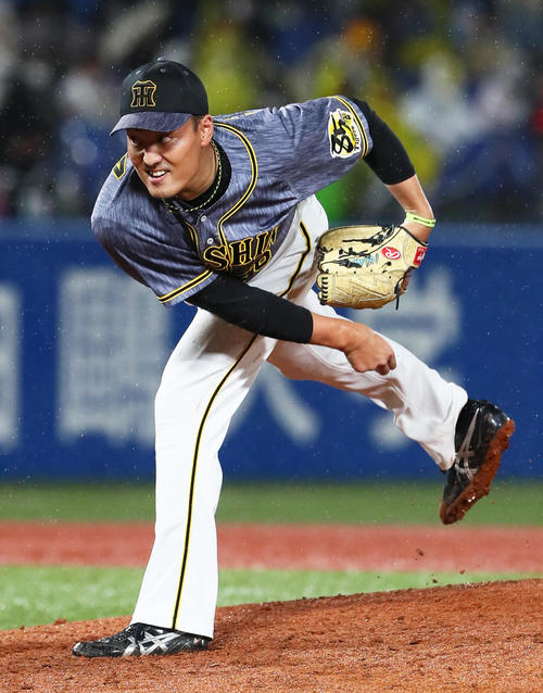 ヤクルト対阪神　阪神先発の秋山（撮影・足立雅史）